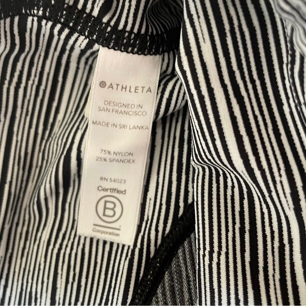 Athleta Ultimate Linear Lines Capri Size Small Black White Coin Pocket Stretch - Picture 9 of 11